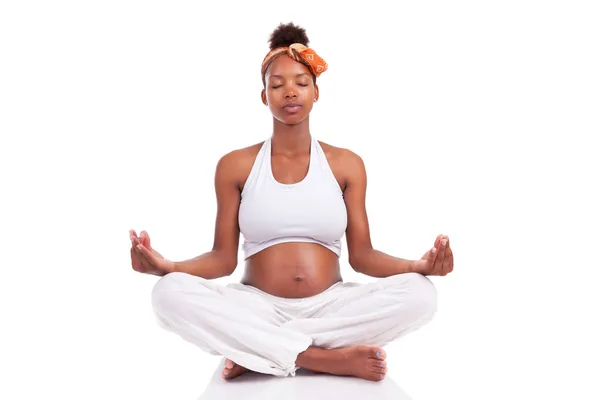 Sitio de mujer negra embarazada joven en la posición de loto - Yoga med — Foto de Stock