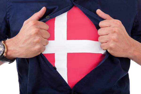 Joven fanático del deporte abriendo su camisa y mostrando la bandera de su cuenta — Foto de Stock