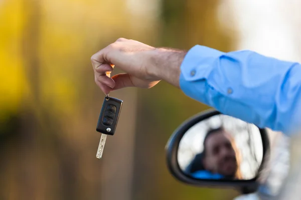 Jonge zwarte Latijns-Amerikaanse bestuurder, houder van autosleutels rijden zijn n — Stockfoto