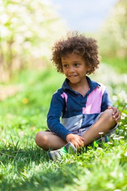 şirin Afrikalı-Amerikalı küçük çocuk oynarken açık - siyah insanlar