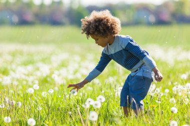 şirin Afrikalı-Amerikalı küçük çocuk oynarken açık - siyah insanlar