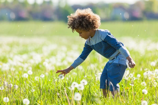 Lindo niño afroamericano jugando al aire libre - gente negra —  Fotos de Stock