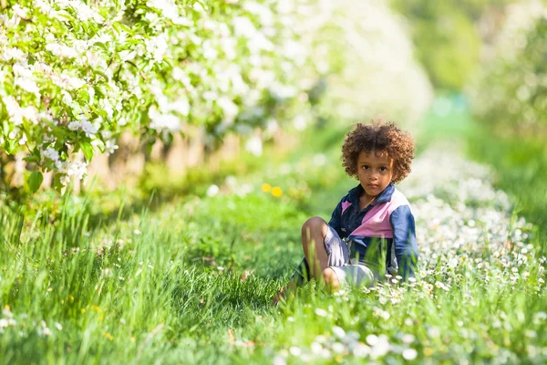 Bonito menino afro-americano jogando ao ar livre - pessoas negras — Fotografia de Stock