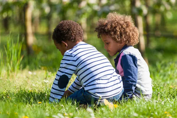 Aranyos afro-amerikai kisfiú játszik a szabadtéri - fekete peopl — Stock Fotó