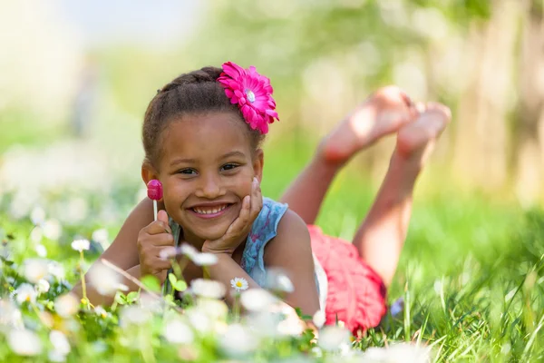 Retrato al aire libre de una linda joven negra sonriendo - African pe —  Fotos de Stock