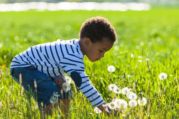 Süße afrikanisch-amerikanische kleine Junge spielen im Freien - schwarze Menschen — Stockfoto