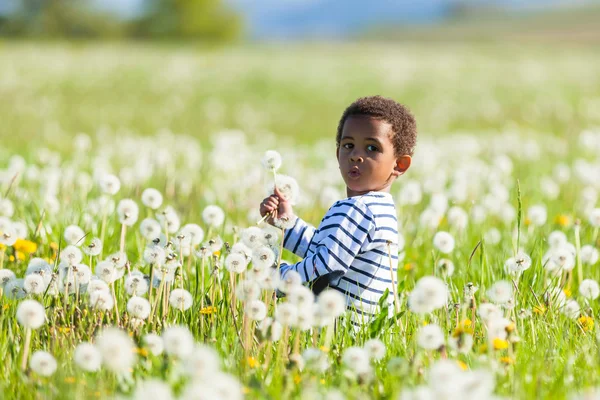 Bonito menino afro-americano jogando ao ar livre - pessoas negras — Fotografia de Stock