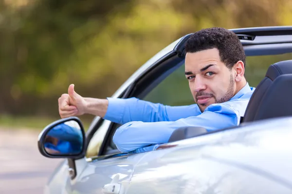 年轻黑人拉丁美洲司机编造竖起大拇指 — 图库照片