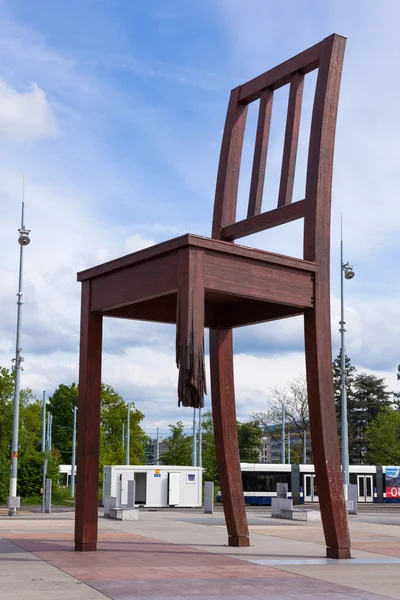 Genève broken stol framför Förenta nation byggnaden - pea — Stockfoto