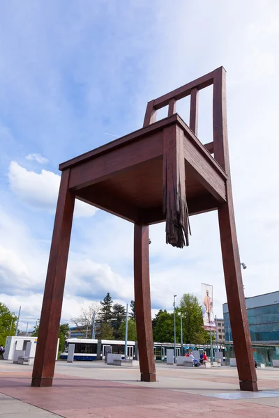Genève broken stol framför Förenta nation byggnaden - pea — Stockfoto