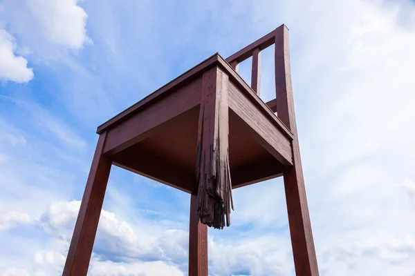 Złamane krzesło przed budynkiem ONZ - Genewa grochu — Zdjęcie stockowe