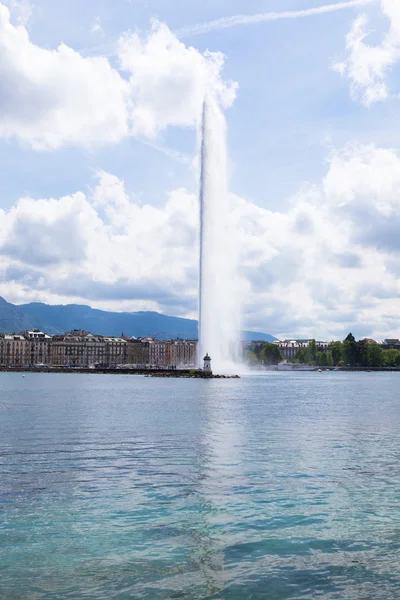 Der wasserbrunnen "jet d 'eau" symbolisiert die genfer schweiz — Stockfoto