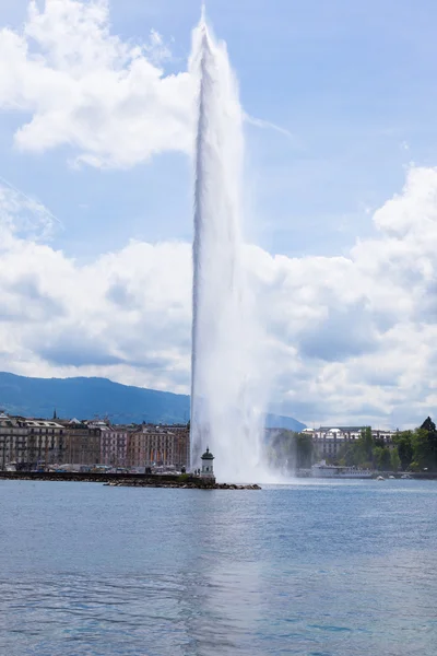 Der wasserbrunnen "jet d 'eau" symbolisiert die genfer schweiz — Stockfoto