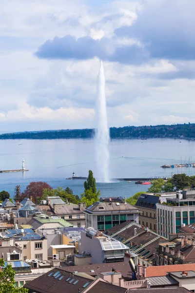 Uitzicht op de Waterfontein van Genève vanaf de kathedraal van Saint-Pierre - — Stockfoto