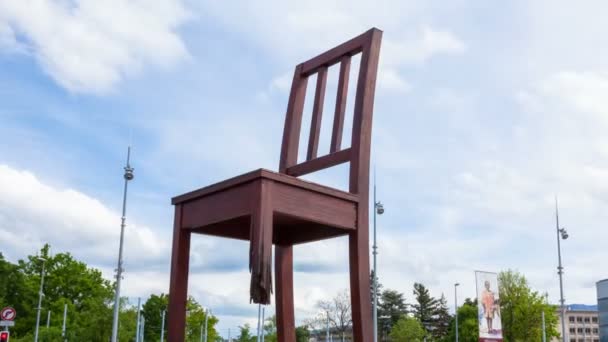 Το τιλάστιχο από την σπασμένη καρέκλα της Γενεύης μπροστά από το κτίριο του Ηνωμένου έθνους-σύμβολο της ειρήνης-Ελβετία — Αρχείο Βίντεο