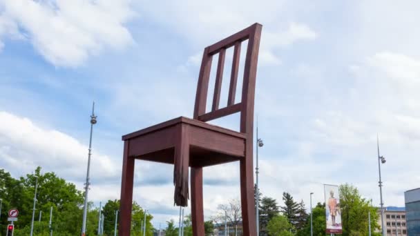 Zeitraffer des zerbrochenen Genfer Stuhls vor dem Gebäude der Vereinten Nationen - Friedenssymbol - Schweiz — Stockvideo