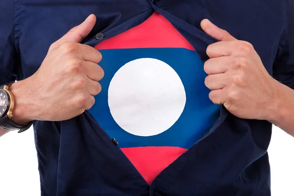 Junger Sportfan öffnet sein Hemd und zeigt der Fahne seine Zählung — Stockfoto