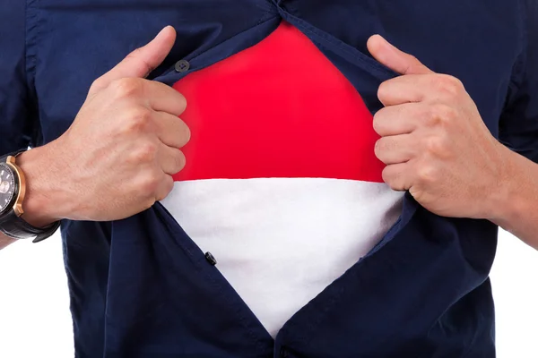 Młodzi Fani Sportowi otwarcie jego koszula i wyświetlane bandery jego liczba — Zdjęcie stockowe
