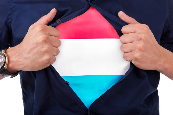 Fiatal sport rajongó megnyitása az ingét, és bemutatás a zászló a gróf — Stock Fotó