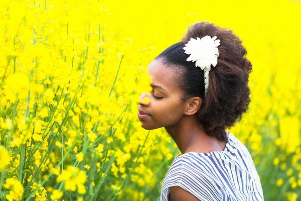Retrato al aire libre de una joven mujer afroamericana hermosa en — Foto de Stock