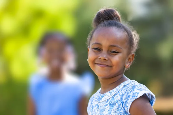 Portréja egy aranyos fiatal fekete lány - afrikai p kültéri közelről — Stock Fotó