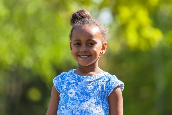 Outdoor close up portrait of a cute young black girl - African p — Stock Photo, Image