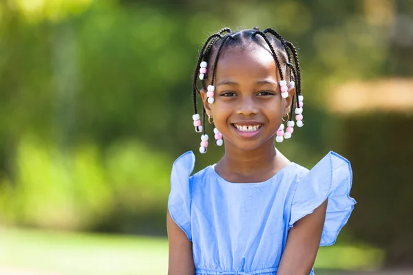 Al aire libre retrato de cerca de una linda joven negra - Africana p — Foto de Stock