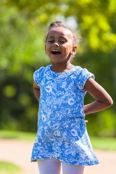 Outdoor Portret van een schattig jong zwart meisje - Afrikaanse mensen — Stockfoto