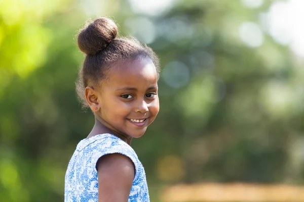 Outdoor close up portrait of a cute young black girl - African p — Stock Photo, Image