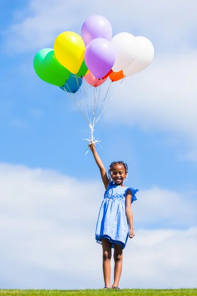 Retrato al aire libre de una linda jovencita negra jugando con — Foto de Stock