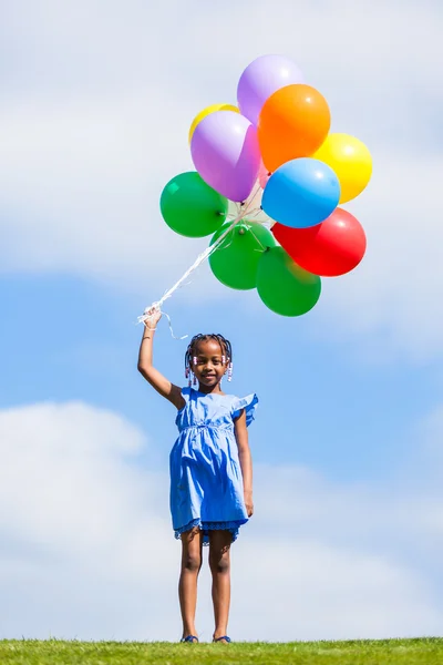Outdoor Portret van een schattige jonge zwarte klein meisje spelen met — Stockfoto