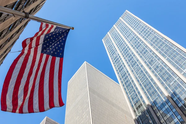 Estrelas bandeira americana e listras flutuando na frente de Manhattan s — Fotografia de Stock