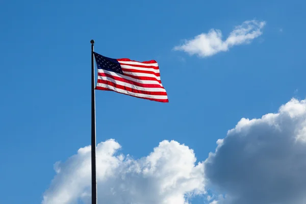 Bandera americana - estrella y rayas flotando sobre un cielo azul nublado —  Fotos de Stock
