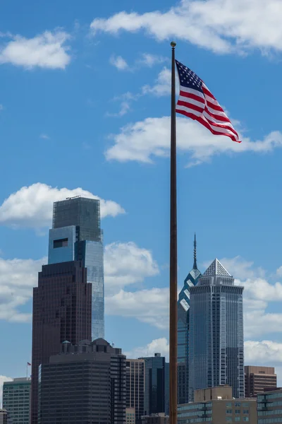 Amerikanska flaggan stjärnor och ränder flytande framför-phi — Stockfoto