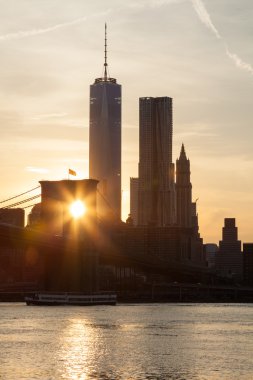 aşağı manhattan ve brooklyn köprüsünde new York'ta günbatımı - ABD