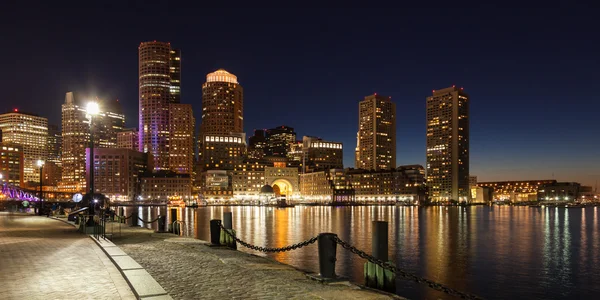 Panoramisch uitzicht op de skyline van boston van nacht - massachusetts - Verenigde Staten — Stockfoto