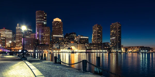 Vista panoramica dello skyline di Boston di notte - Massachusetts - USA — Foto Stock