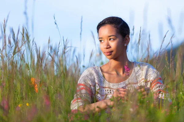Zewnątrz portret młodej dziewczyny, nastoletnie african american — Stockfoto