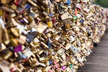 Paris, Fransa - aşk köprü pont des Arts kilitleri