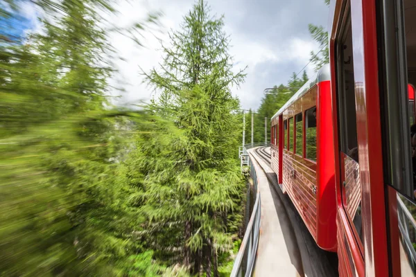 Montenvers punainen juna menee Chamonix jään merelle Ranskassa — kuvapankkivalokuva