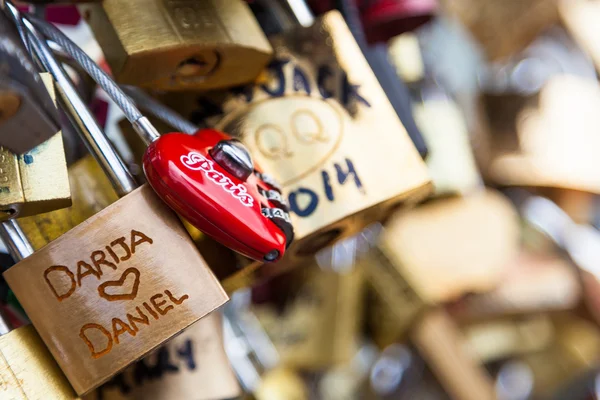 Paris, Fransa - aşk köprü pont des Arts kilitleri — Stok fotoğraf