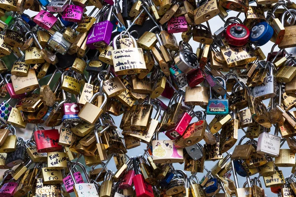 Paris, Fransa - aşk köprü pont des Arts kilitleri — Stok fotoğraf