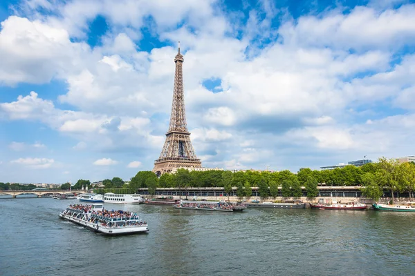 La Torre Eiffel y el río Sena en París, Francia — Foto de Stock