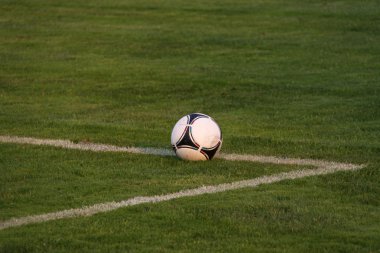 Futbol topu bir çizgi üzerinde
