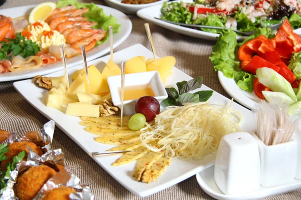 peynir tabakları ve marul