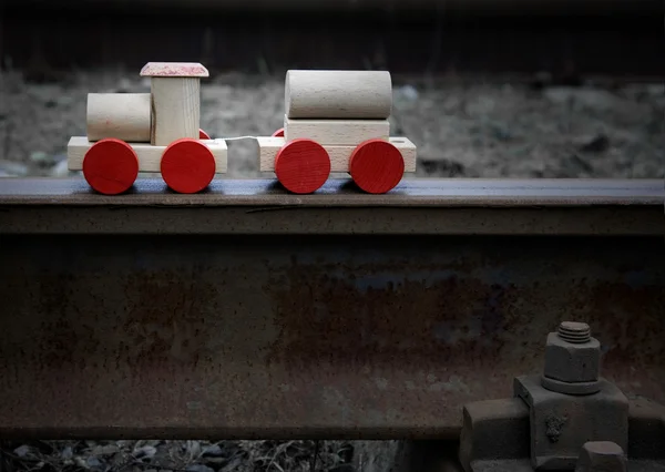 Старый старинный деревянный игрушечный поезд — стоковое фото