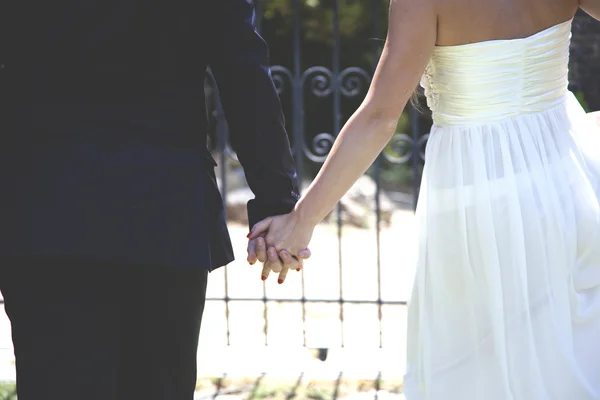 Mãos de recém-casados — Fotografia de Stock