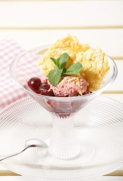 Ice Cream And Sweet Sundae — Stock Photo, Image