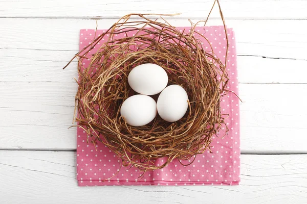 Close-up of easter eggs on white wooden table — Stock Photo, Image