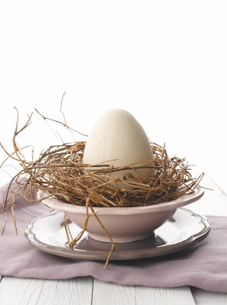 Крупним планом великодні яйця на білому дерев'яному столі — стокове фото